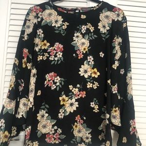 Vince Camuto flowy long sleeve back floral blouse